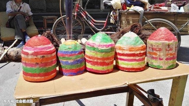 白天老汉街头卖自制陀螺,晚上住10多元廉价宾馆,老汉:这挺好