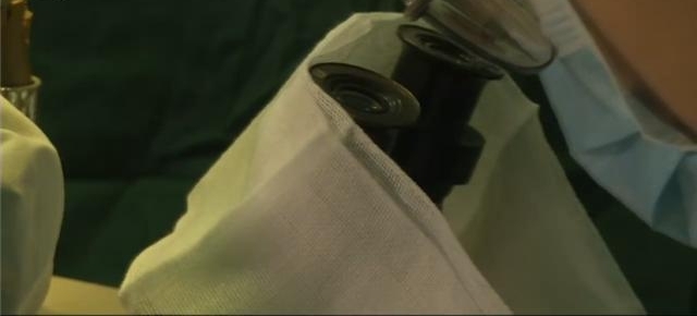 �������������˫�ƣ�ҽ����΢����ƴѪ���սӻ�