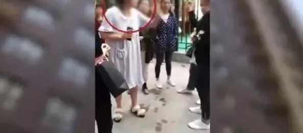 女子向幼儿园扔啤酒罐 疑似叫嚣“砸死赔30万”