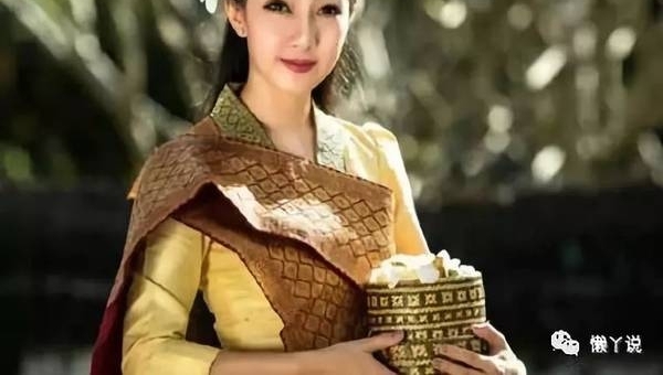 ������ڹ���û����·��ƽ��������ͣ�ȴ��Ů����