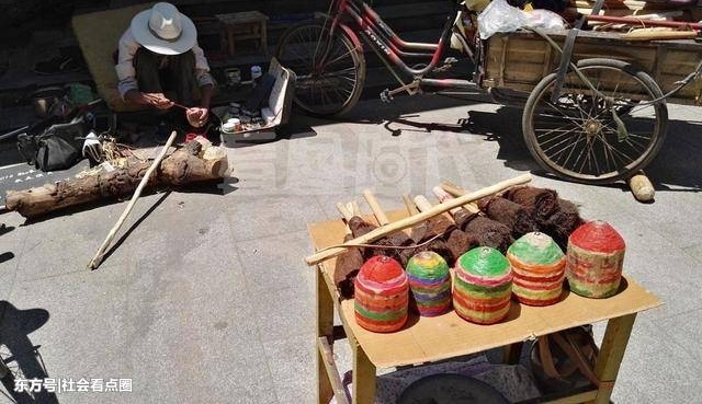 白天老汉街头卖自制陀螺,晚上住10多元廉价宾馆,老汉:这挺好