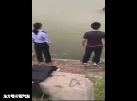 2������Ů����Լ������ɱ��һ��Ϊ�����飬һ��Ϊ�˰���