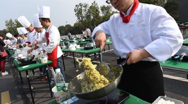 最大份扬州炒饭,够你吃上好几年,打破世界纪录却为何遭受谴责