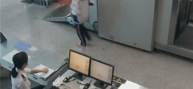 13����Ů͵��49��������Ʒ�뾳 ��У�����˶�Ŀ