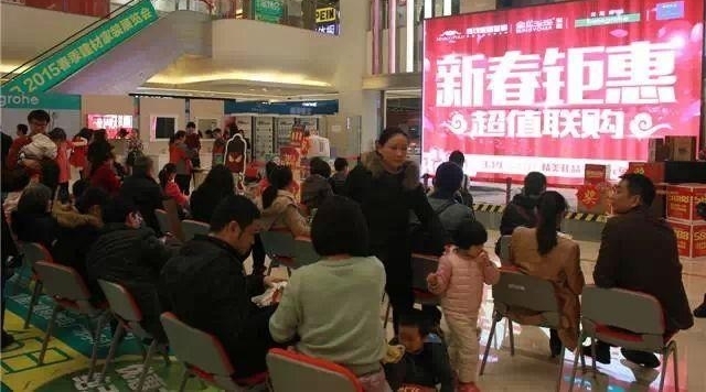 网红店雇人充场面?其实这种套路各行各业都爱玩
