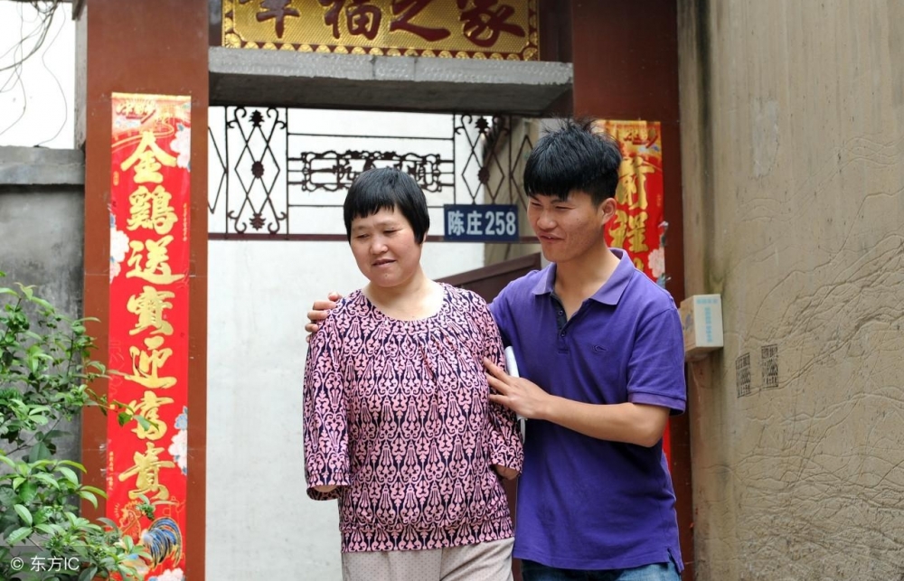 �裬�Ҿ�����һ���ӵ�˫�֣������к����ޱ�ĸ����ѧТ�ĸж�����