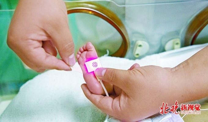 �׶�������ICU�����л�ʿ���ߴ�ǿ׳�ܻ�����ӭ ����ϸ�Ĳ�ѷ��Ů��ʿ