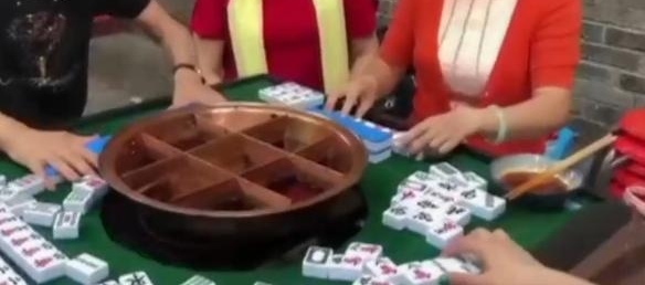 �ɶ������齫��������Զ�����������ȴһƬ����