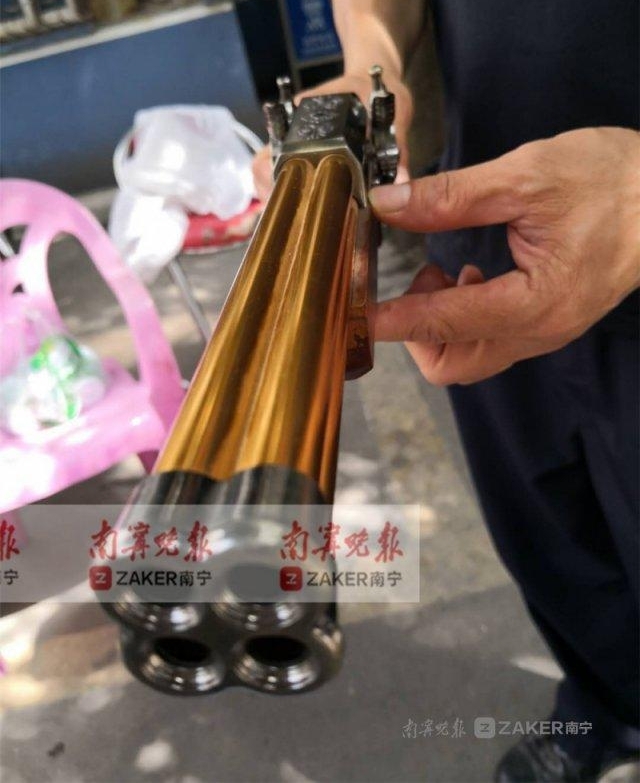 胆够肥!一男子在南宁某小区里占道停车 被劝说时掏出“枪支”吓吼保安