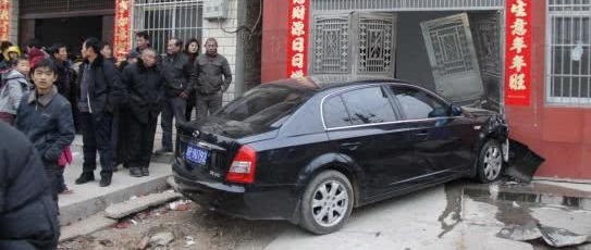 ���ϻ������ӿ�����ײ���˺�Ц�Ŷ�·��˵������ȫ��������ô����