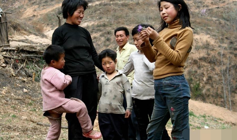 农村夫妇隐居深山十二年,生育五女与世隔绝,只为求一子