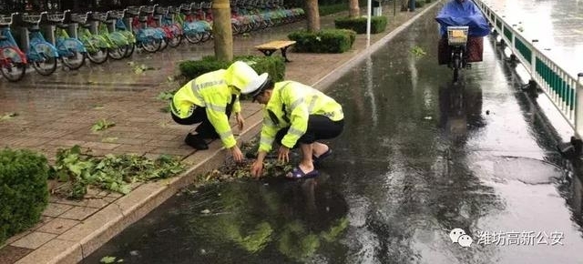 潍坊正能量!潍坊暴雨一夜倾城,警灯闪烁雨中警察