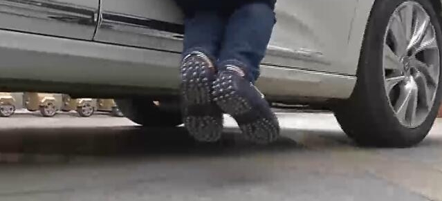 女子叫来网约车 不料司机逼其消单还车窗夹其手