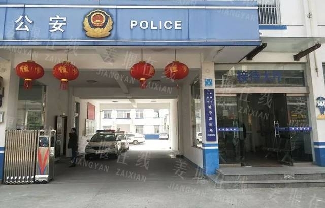 �컹û��������һС���¥��׹�£�˵����Ů�Ѻ��ģ�