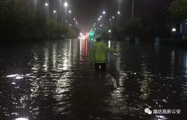 潍坊正能量!潍坊暴雨一夜倾城,警灯闪烁雨中警察