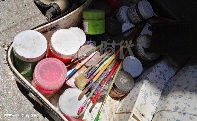 白天老汉街头卖自制陀螺,晚上住10多元廉价宾馆,老汉:这挺好
