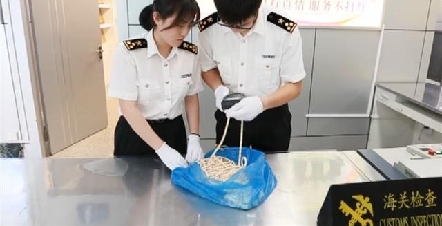 13����Ů͵��49��������Ʒ�뾳 ��У�����˶�Ŀ