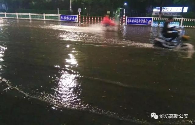 潍坊正能量!潍坊暴雨一夜倾城,警灯闪烁雨中警察