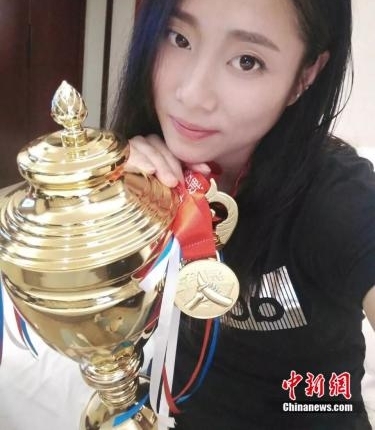 95后女孩1分钟摔倒600斤公牛 她怎么做到的?