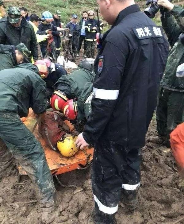 驴友探险坠落80米洞底 生死营救12小时