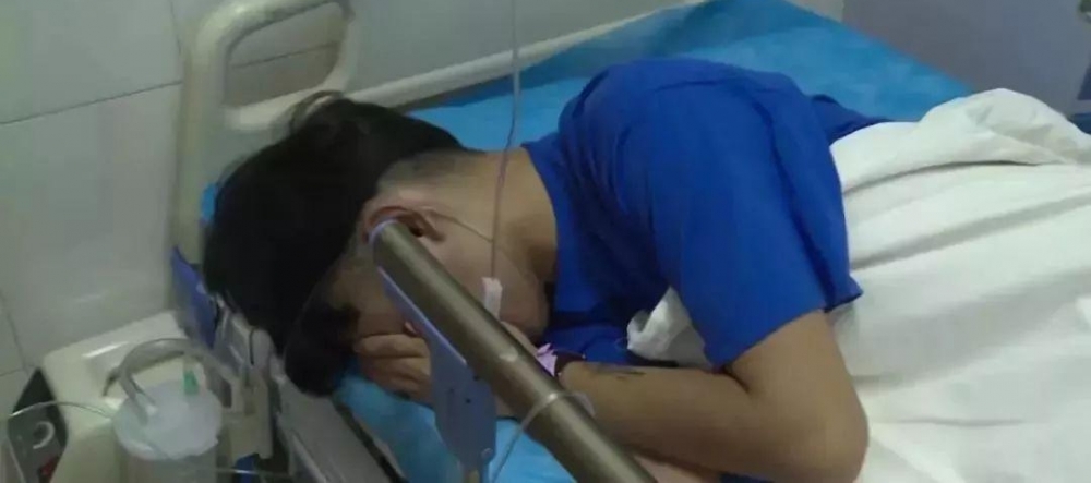 男子凌晨突然呕血,因为一整晚,他都在做这件事...