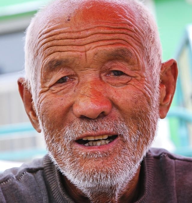 7旬农民大爷农村大集生意好,半天卖400多元,稀罕物随身携带40年