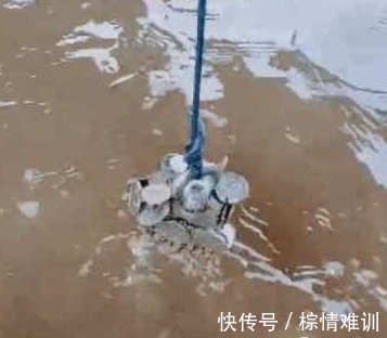 ���ӵ���ʱ����������ˮ�У����������ϵĶ��������ӱ�ʾ�����ϰ�