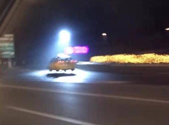 全国最猛的重庆出租车,司机个个都是赛车手,乘客被吓哭!