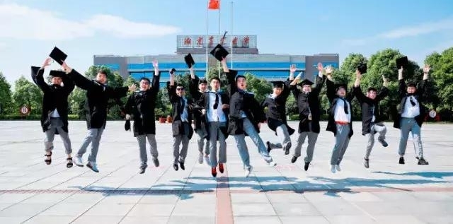 ѧѧ�Ⲩ���޵ĺ��ϸ�У��ҵ�գ������˾�û�еڶ��α�ҵ��