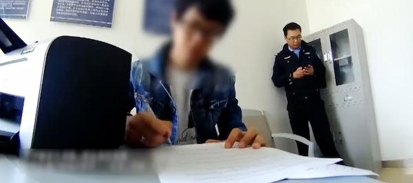 男子拿假行驶证帮他人处理违章 称“想试一试”