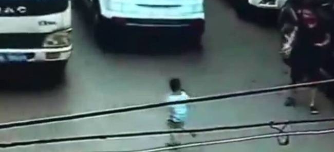男孩自行下车遭货车碾压身亡 事发时父亲低头看手机