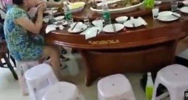 同学聚会一女子突然倒地猝死!有人淡定吃饭,网友:远离垃圾社交