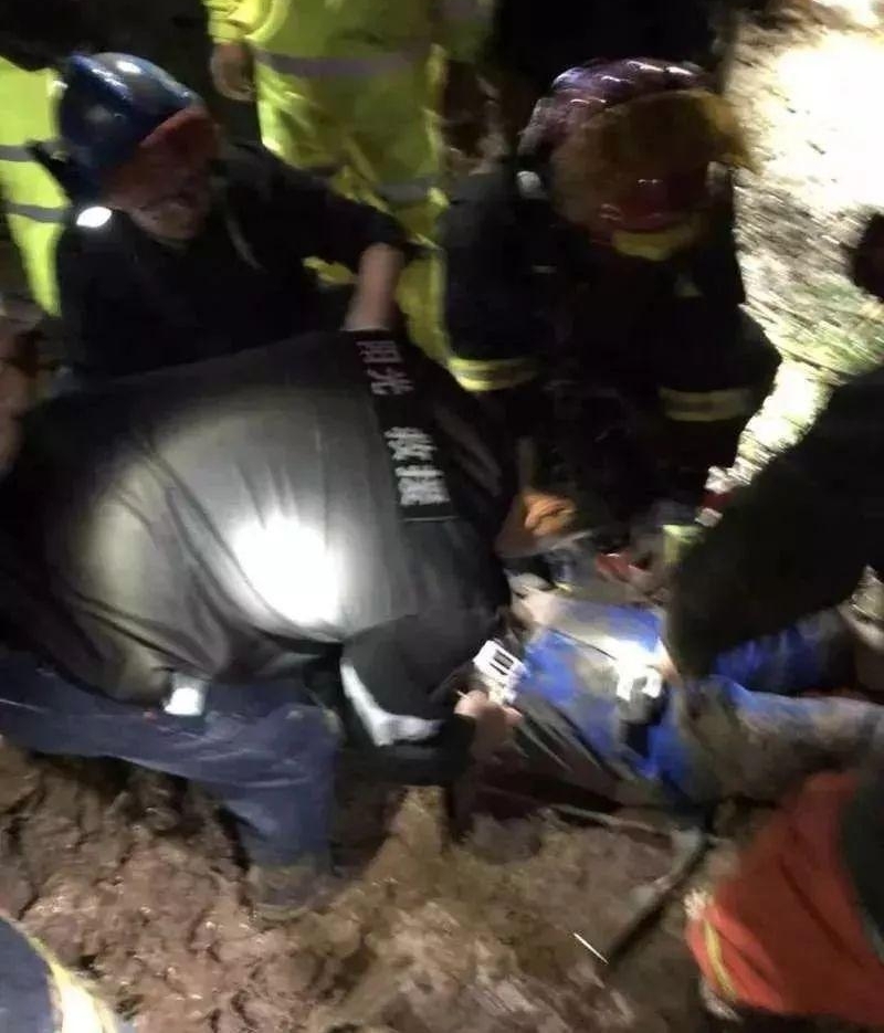 驴友探险坠落80米洞底 生死营救12小时