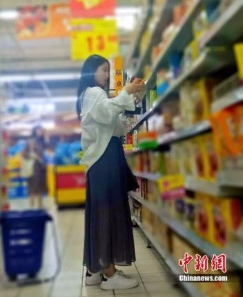 95后女孩1分钟摔倒600斤公牛 她怎么做到的?