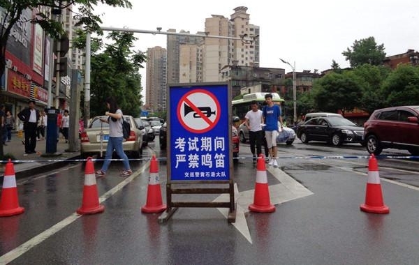 高考是不容易 但做到这三个字高考考上285和911就很容易了