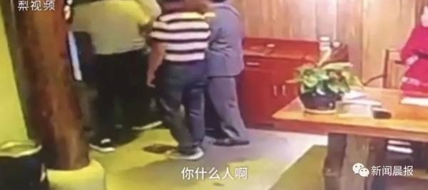 ���Ӻ�Ůͬ�³Է���ͻȻ��һİ�����˱������գ�һ�����࣬���ˡ�