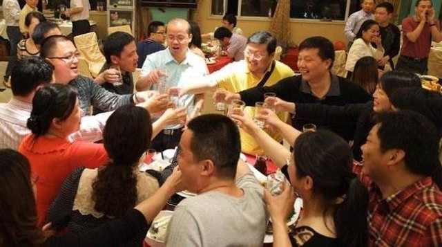 同学聚会一女子突然倒地猝死!有人淡定吃饭,网友:远离垃圾社交
