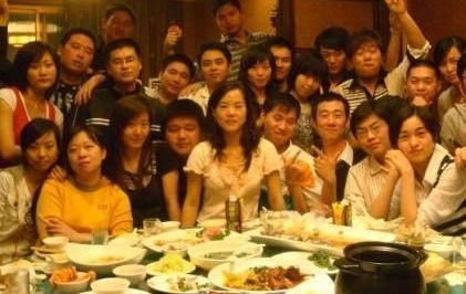 同学聚会,差生散烟没人抽,中途接一电话,同学们纷纷捡了起来