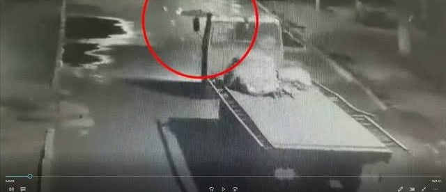 15�����Ůѧ����ҹ��У������̱��·���룬����������ѹ������