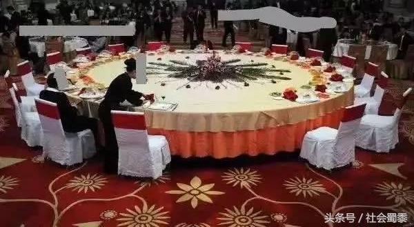 老板请客户吃饭,实习生一屁股坐在左边,客户:隔天你会被炒鱿鱼