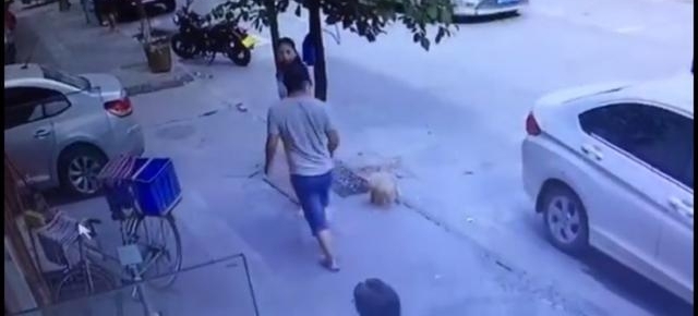 嚣张!少女街头被陌生人调戏,斥责后又遭掌掴