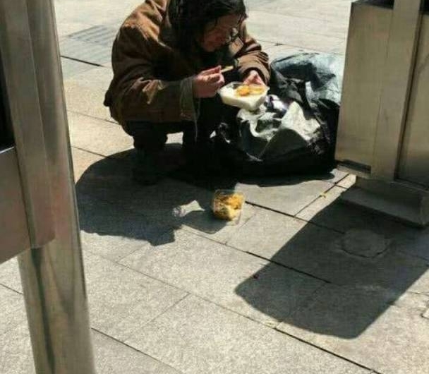 女白领把吃不完的盒饭留给流浪汉,引争议!