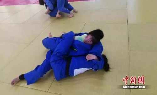 95后女孩1分钟摔倒600斤公牛 她怎么做到的?