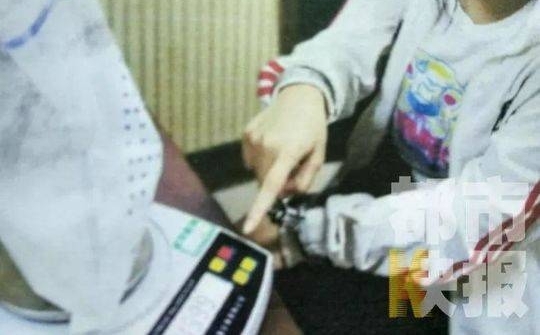 女子帮认识仅半年未婚夫取一包裹 没想到却进监狱