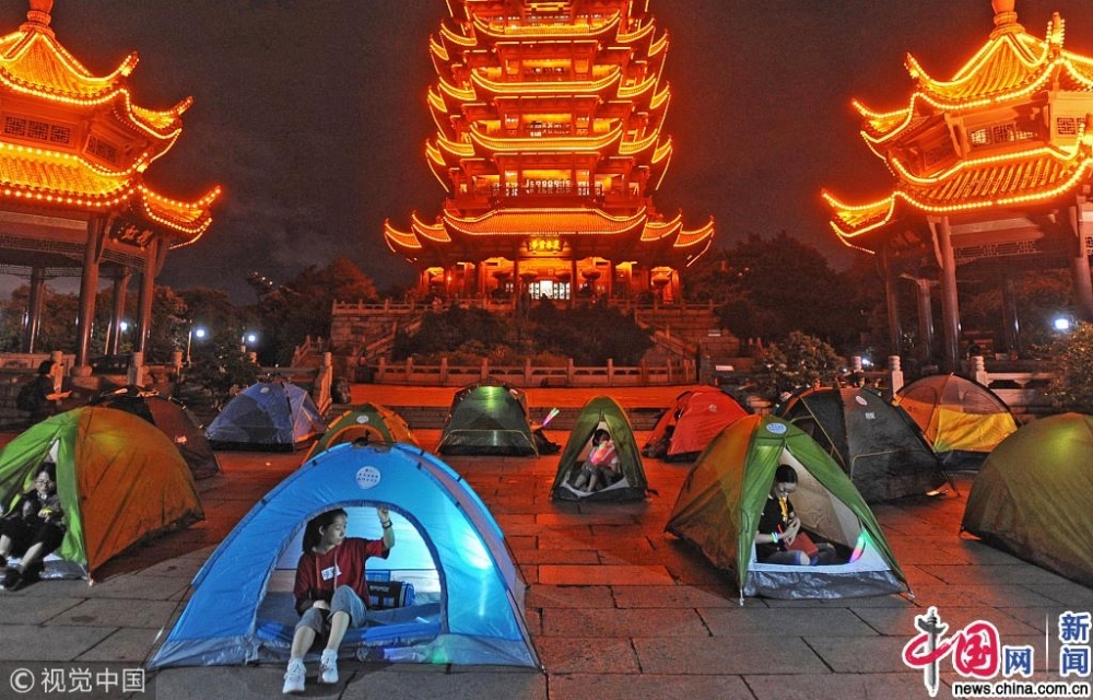 20名中考生夜宿黄鹤楼 搭帐篷赏诗词度过奇妙夜晚