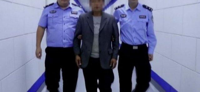 男子报警称钱丢了,警察一来把他和朋友都抓了,搞笑的是