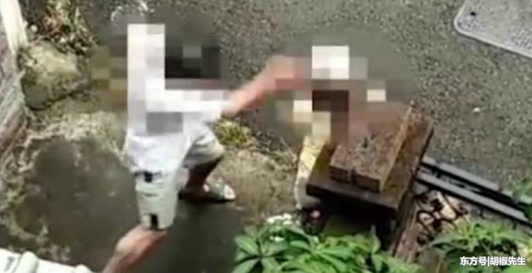 男子照顾痴呆老母亲,邻居看到门前发生的一幕,随后报了警
