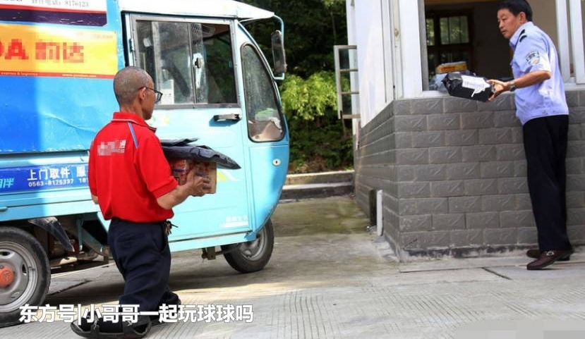 直击:农村六旬无腿光棍老汉,轮胎皮当“鞋”跪行送快递三年