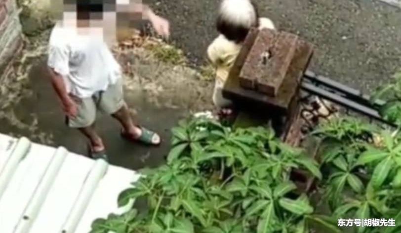 男子照顾痴呆老母亲,邻居看到门前发生的一幕,随后报了警