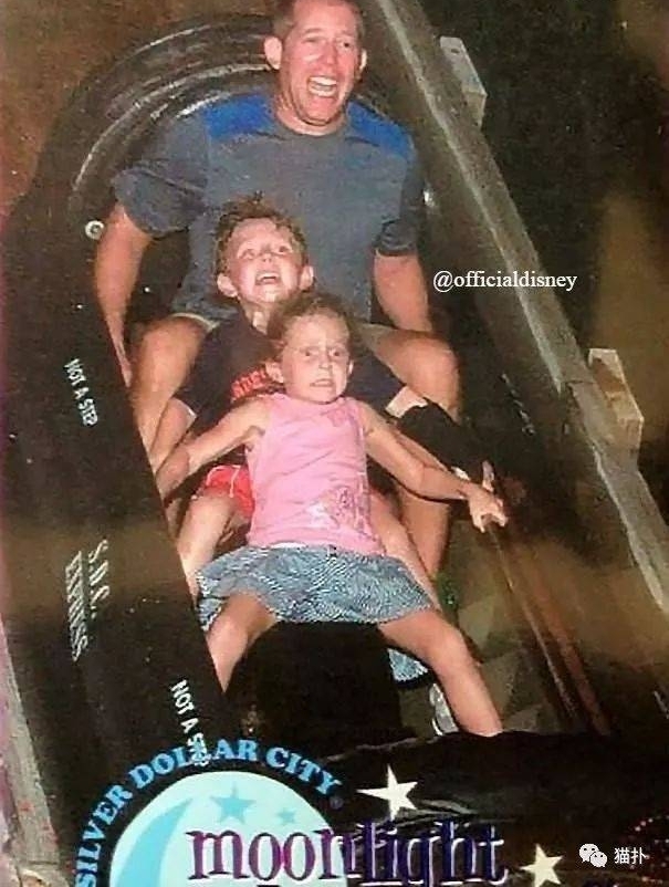 ����ˢ������������ȫ������̼��Ĺ�ɽ���ϣ��οͶ��ڸ��